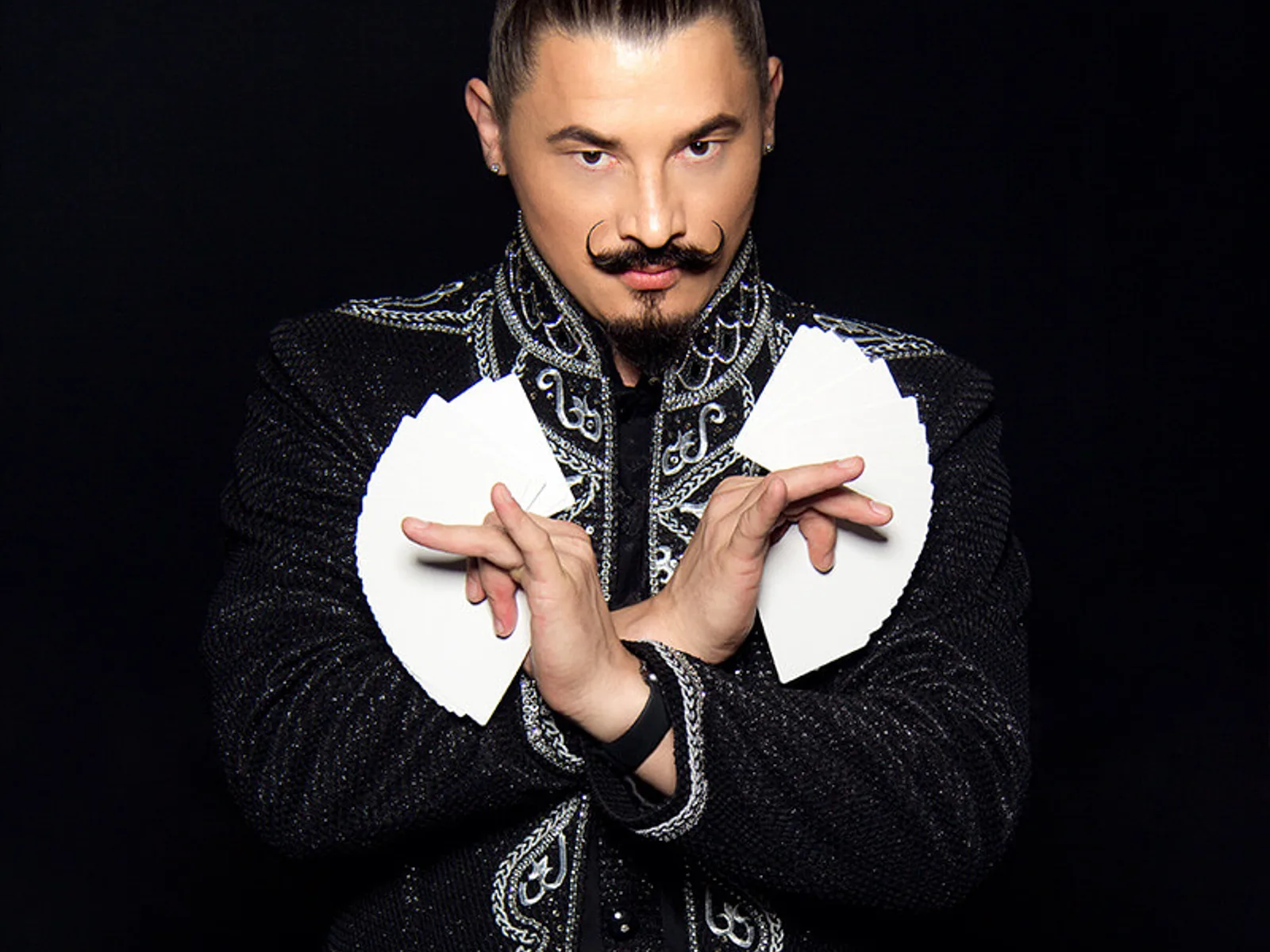 UJINN illusionist performing micromagic for guests